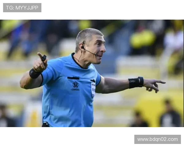 赛场意外撞裁判 恩梅加获红牌纪念